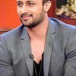 Atif Aslam Reacts to a Fan Throwing Money at Him During His Concert
