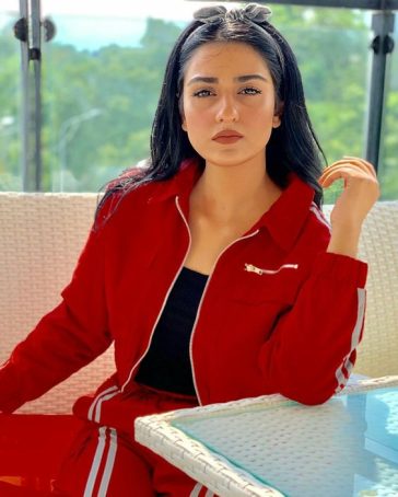 Sara Khan Shares a Heart-Touching Picture that Evokes Emotions and Brings Tears