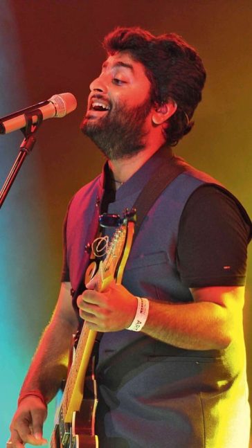 Ali Tariq's Remarkable Performance Shines Brightly at Arijit Singh's Concert in Abu Dhabi, Stealing the Spotlight