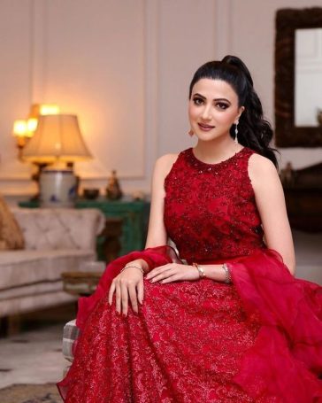 Aymen Saleem gives Electric Performance at her Mehndi