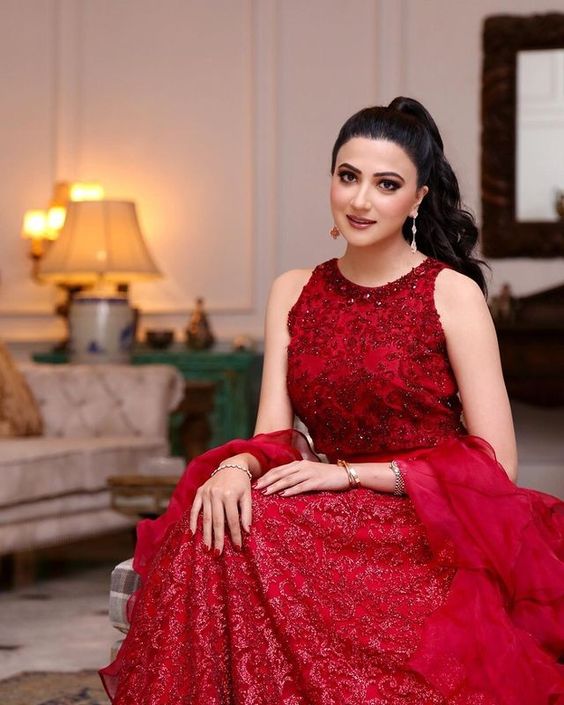 Aymen Saleem gives Electric Performance at her Mehndi