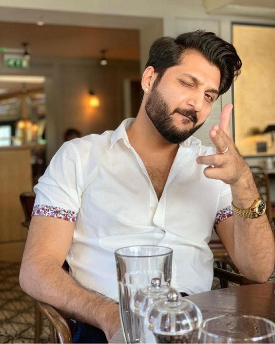 Bilal Saeed Throws Microphone at Fan During Live Concert