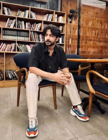 Imran Ashraf's Latest Clip Presents him as a True Gentleman