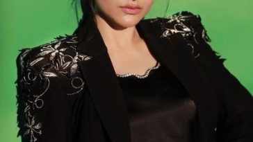 Explore Yumna Zaidi's Stylish Ensemble for the Premiere Night of Nayab