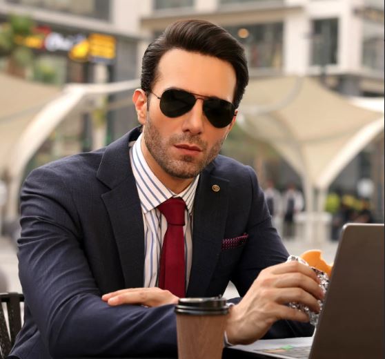 Discover Emmad Irfani’s surprising link to Allama Iqbal! Learn how the talented actor is connected to Pakistan's national poet in this fascinating story.